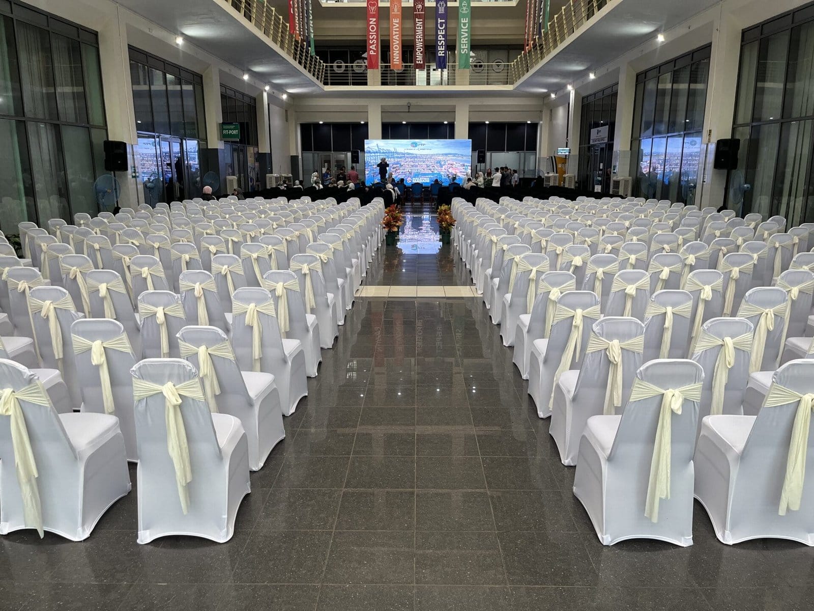 banquet chair with spandex cover and ribbon